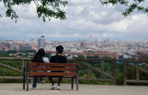 Pareja joven mirando el panorama del horizonte de la ciudad