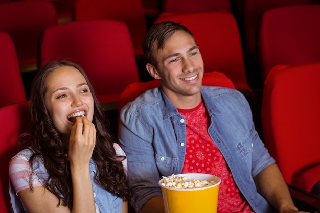 Pareja joven mirando una película