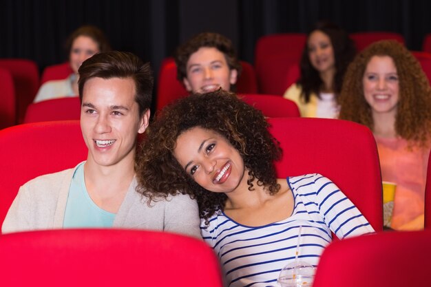 Pareja joven mirando una película