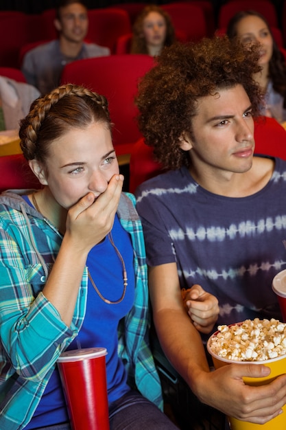 Pareja joven mirando una película