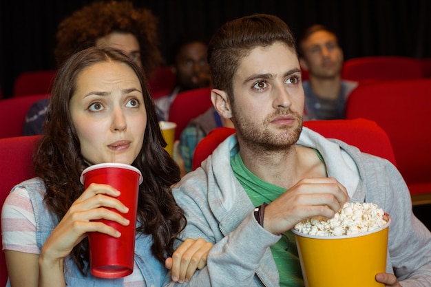 Pareja joven mirando una película