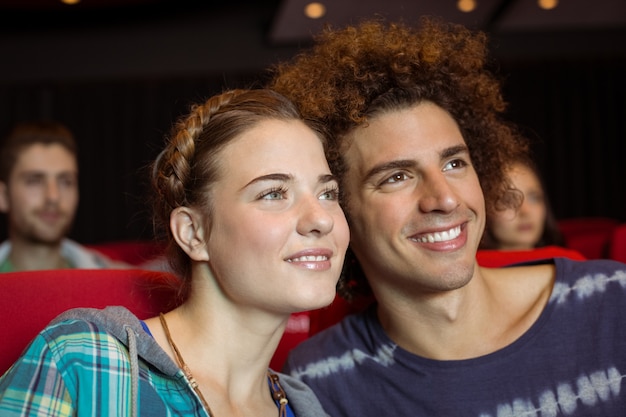 Pareja joven mirando una película