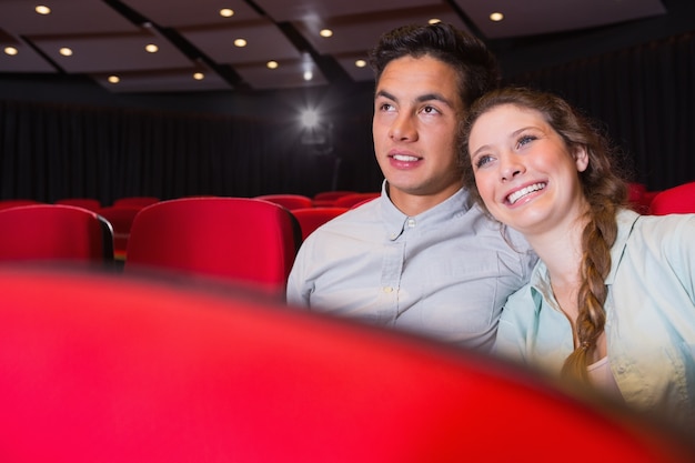 Pareja joven mirando una película