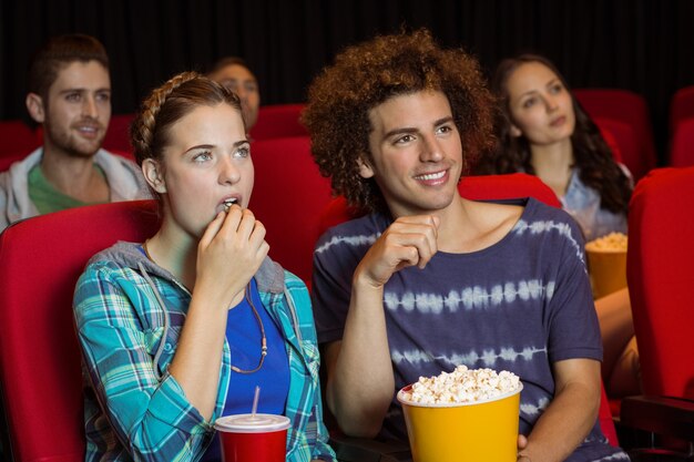 Pareja joven mirando una película