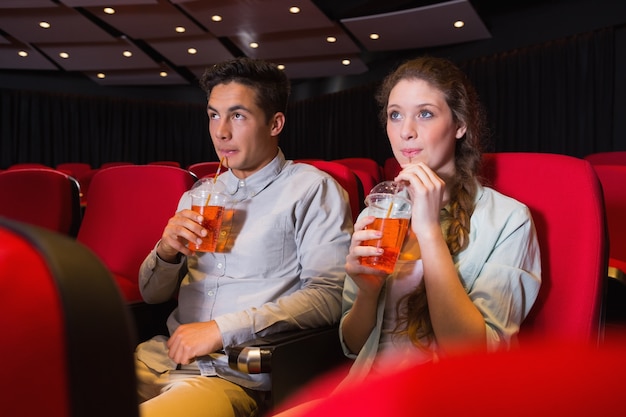 Pareja joven mirando una película