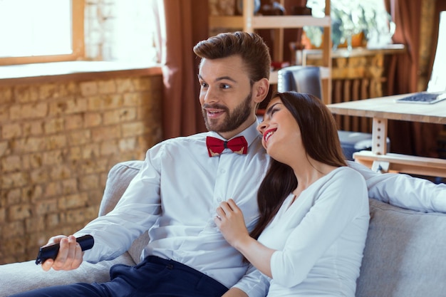 Pareja joven, mirar tele, juntos