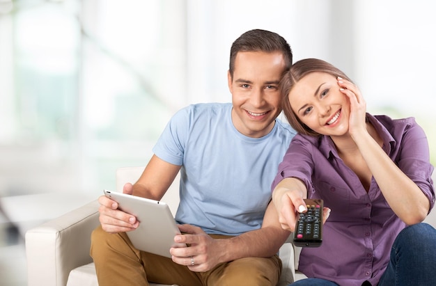 Pareja joven, mirar televisión, en casa