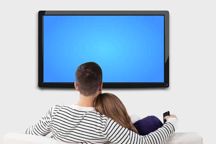 Foto pareja joven, mirar televisión, en casa