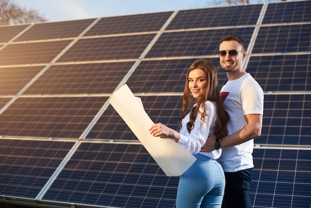 Pareja joven por un módulo solar