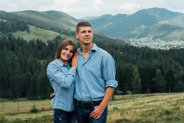 pareja joven, en, montañas, sonriente