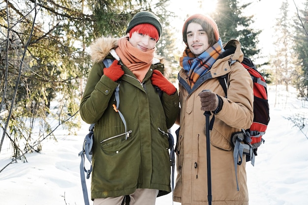 pareja joven, en, montañas