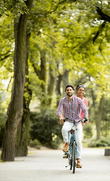 Pareja joven montando en la bicicleta