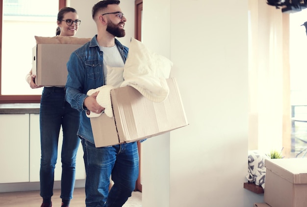 Pareja joven mudándose juntos a un nuevo hogar