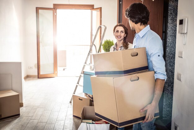 Pareja joven mudarse a apartamento nuevo