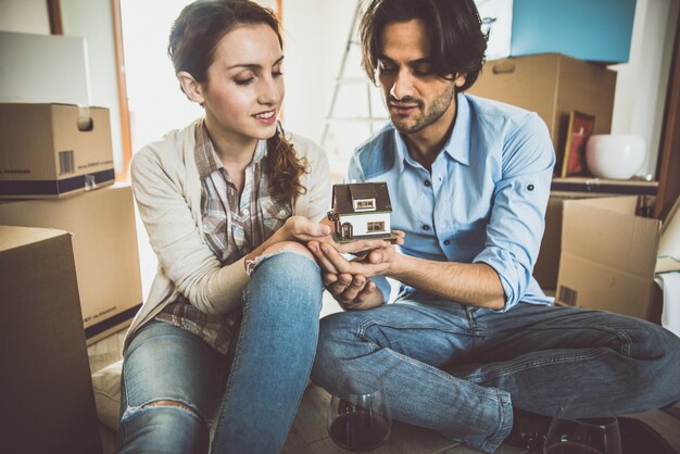 Foto pareja joven mudarse a apartamento nuevo