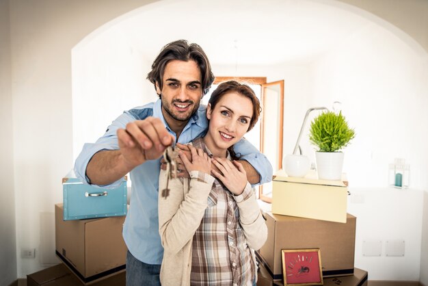 Foto pareja joven mudarse a apartamento nuevo