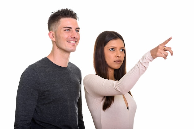 pareja joven, con, mujer, señalar el dedo, y, feliz