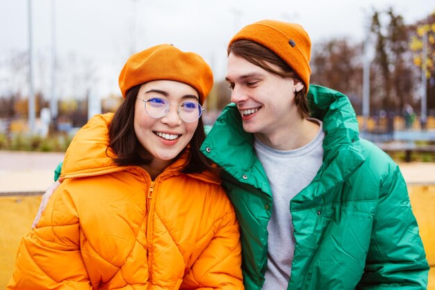 Pareja joven multirracial de amantes saliendo al aire libre en invierno