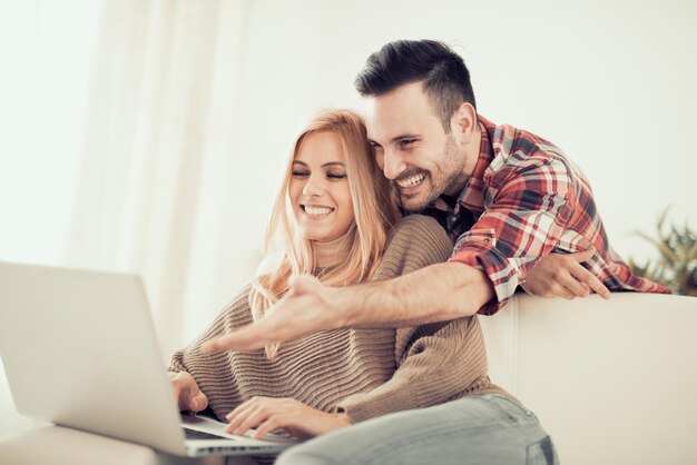 Pareja joven navegando por internet en casa