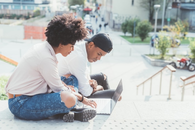 Pareja joven negro con laptop