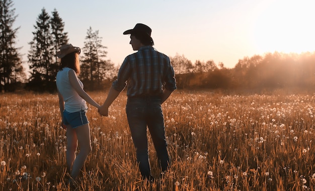 Pareja de un joven y una niña están caminando en el parque de otoño