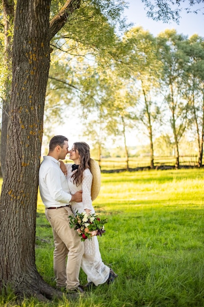 Pareja joven novia y novio están caminando en un paseo por el bosque día de la boda concepto romántico día retrato de recién casados en el amor