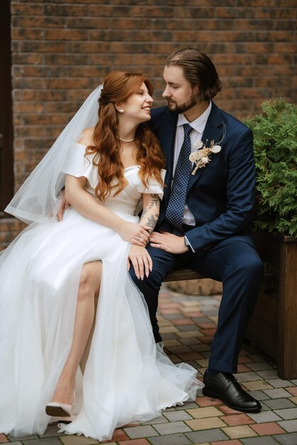 pareja joven, novia y novio, en, un, vestido blanco