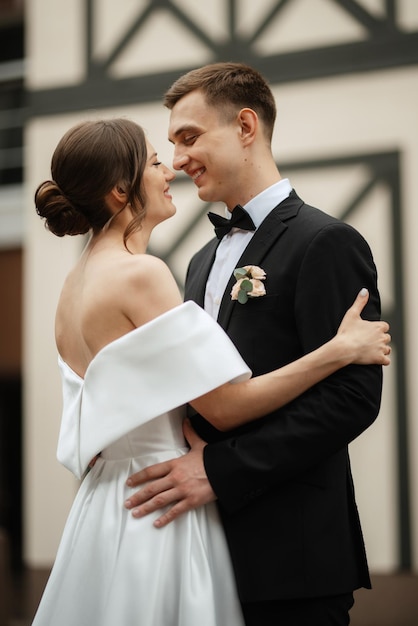 Pareja joven novia y novio en un vestido corto blanco