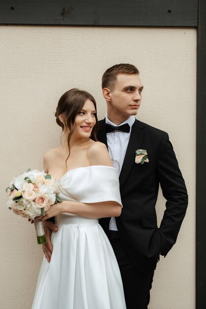 Pareja joven novia y novio en un vestido corto blanco