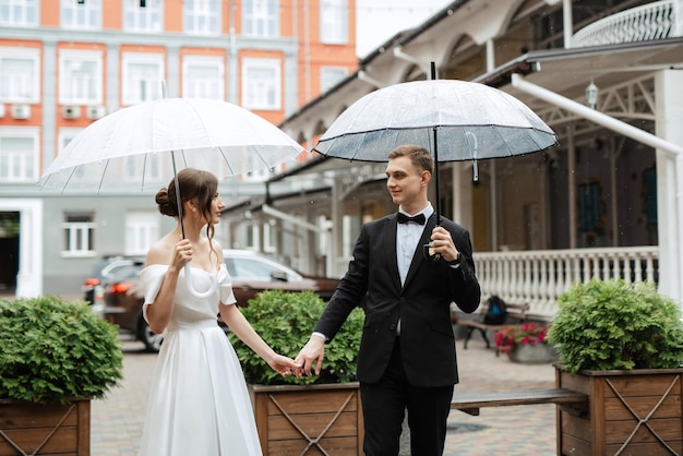 Pareja joven novia y novio en un vestido corto blanco