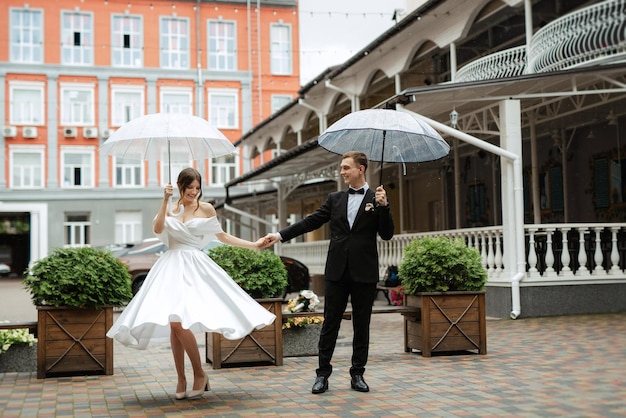 Pareja joven novia y novio en un vestido corto blanco