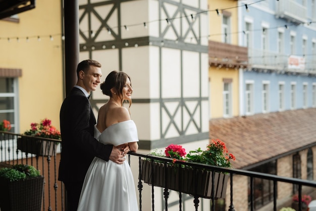 Pareja joven novia y novio en un vestido corto blanco