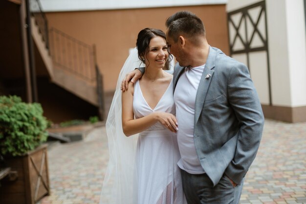 Pareja joven el novio y la novia en un paseo