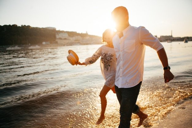 pareja joven, en, ocaso, por, el, agua