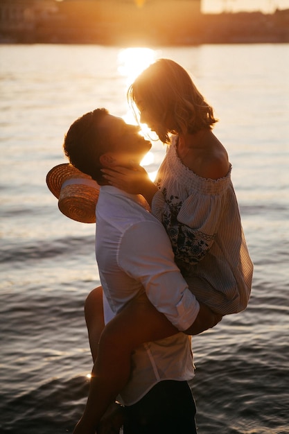 pareja joven, en, ocaso, por, el, agua