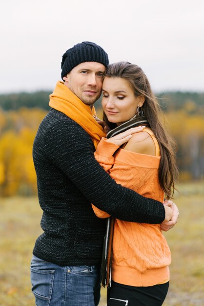 Foto pareja joven, en, otoño, en el estacionamiento