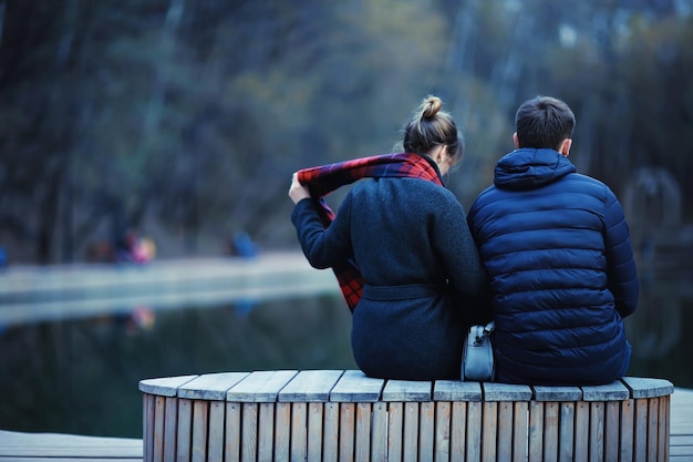 pareja joven en el parque en invierno vista desde atrás