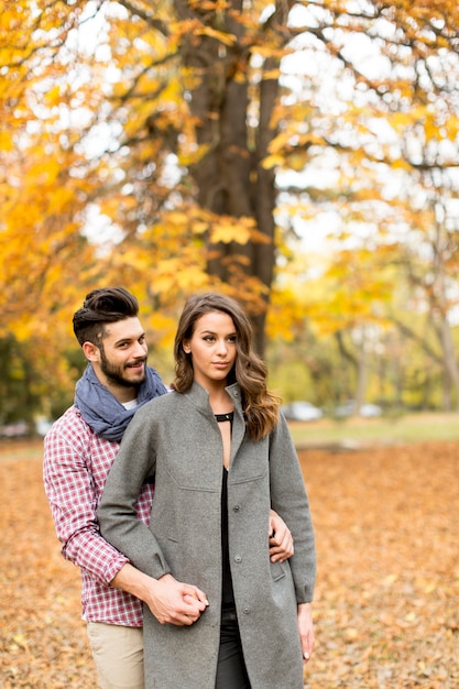 Pareja joven en el parque de otoño