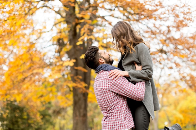 Pareja joven en el parque de otoño