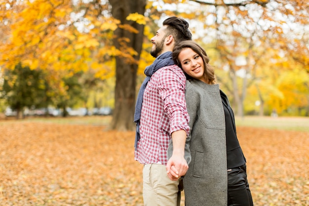 Pareja joven en el parque de otoño