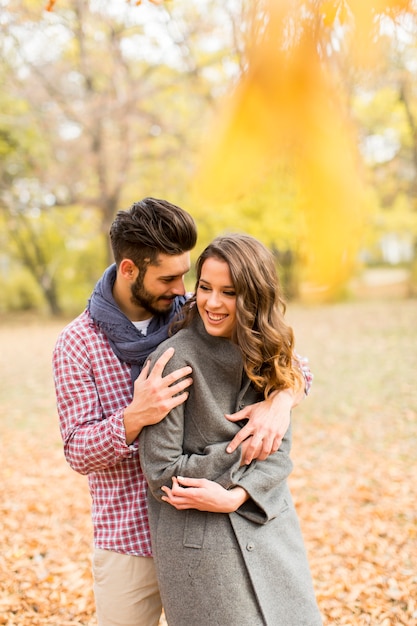 Pareja joven en el parque de otoño