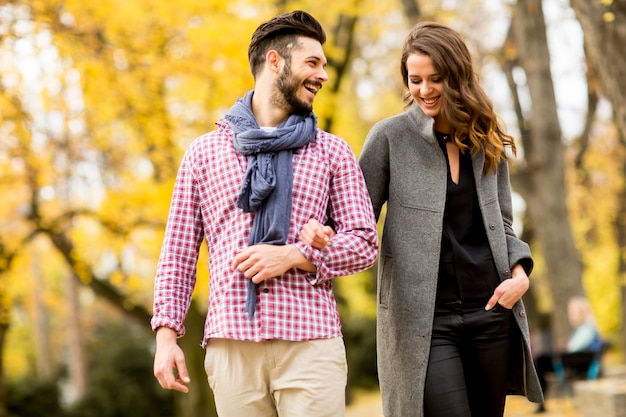 Pareja joven en el parque de otoño