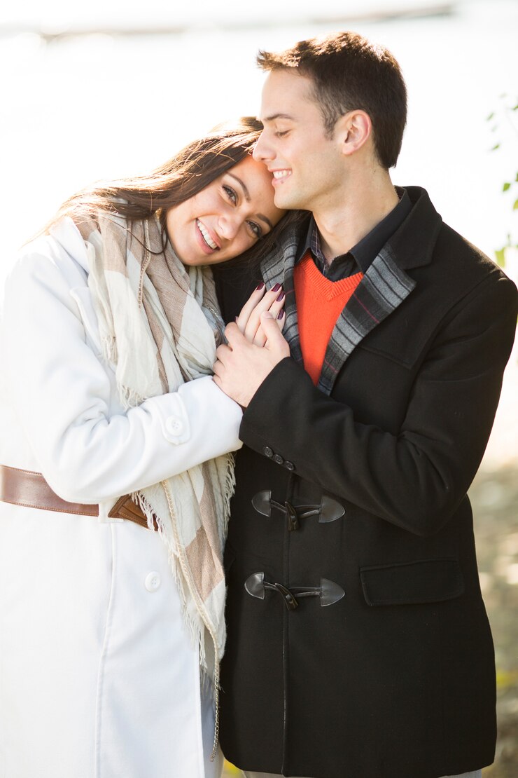 Foto pareja joven en el parque otoño