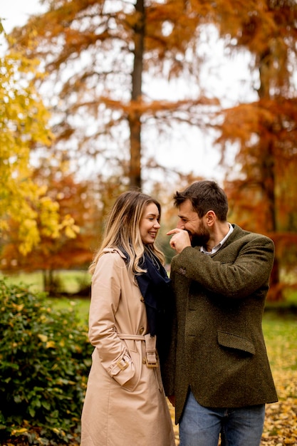 Pareja joven en el parque de otoño