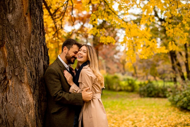 Pareja joven en el parque de otoño