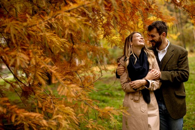 Pareja joven en el parque de otoño