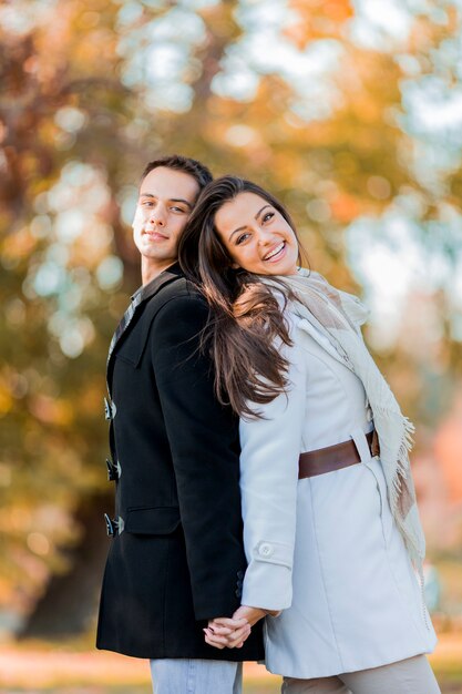 Pareja joven en el parque de otoño