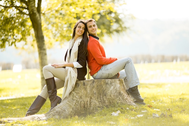 Pareja joven en el parque de otoño