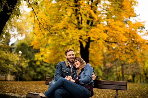 Foto pareja joven en el parque de otoño