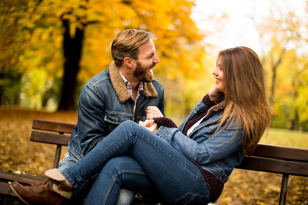 Pareja joven en el parque de otoño